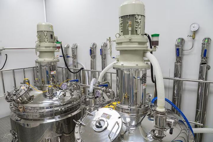 Industrial Blow Moulding Machines: Technology, Components, Production Techniques, and Quality Standards