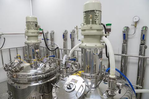 Industrial Blow Moulding Machines: Technology, Components, Production Techniques, and Quality Standards